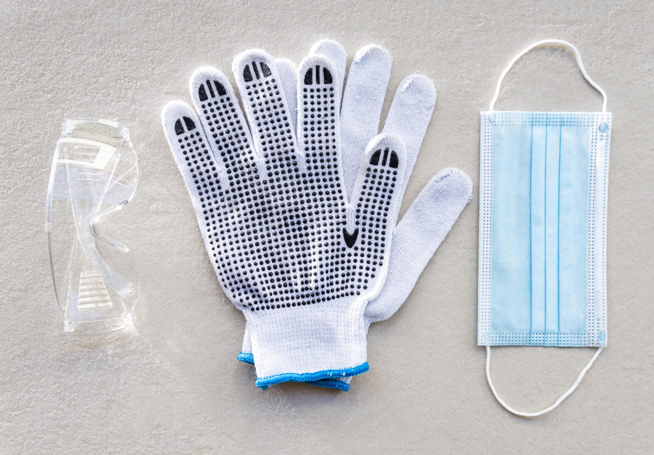 guantes-de-construccion-de-seguridad-y-mascarilla-medica